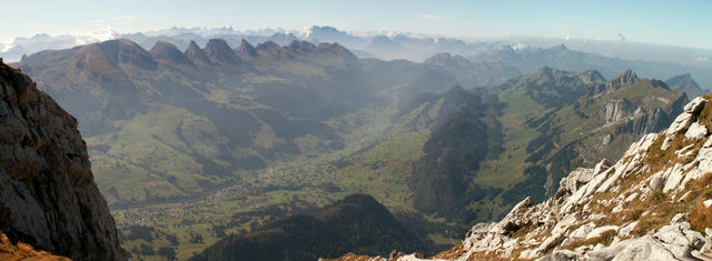 Breitbildfoto vom Verbindungsgrat ins Toggenburg