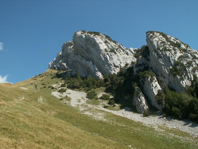 Felswände aus Kalkstein säumen den Weg