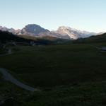 Pragelpass liegt noch im Schatten. In der Bildmitte der Wasserberg