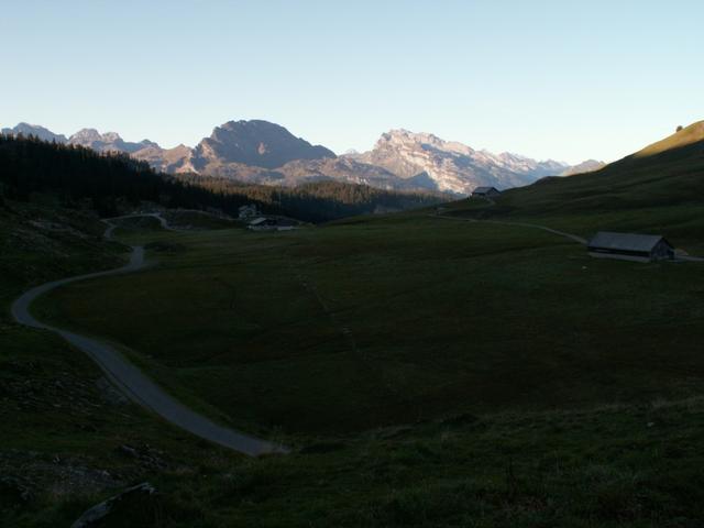 Pragelpass liegt noch im Schatten. In der Bildmitte der Wasserberg