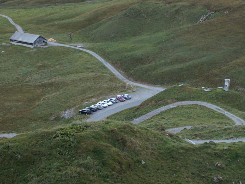 Blick runter zum Parkplatz bei der Pragelpasshöhe