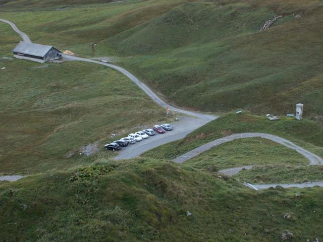 Blick runter zum Parkplatz bei der Pragelpasshöhe