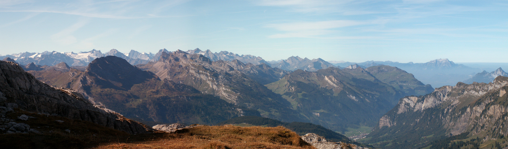 Breitbildfoto mit Blick ins Muotathal. Links der Wasserberg