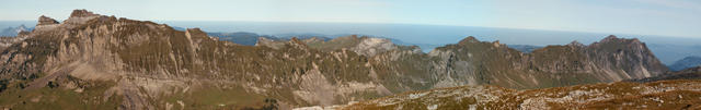 Breitbildfoto mit Blick Richtung Hoch Ybrig. Links der Druesberg, Mieserenstock, Fläschenspitz, Gantspitz und Fluebrig