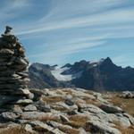 Steinmann auf der Silberen. Im Hintergrund der Glärnisch