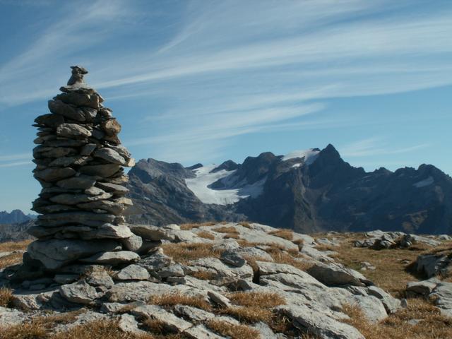 Steinmann auf der Silberen. Im Hintergrund der Glärnisch