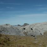 zwischen den Karrenfelder schauen Forstberg und Druesberg hervor.