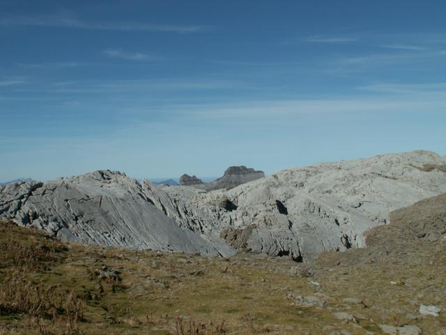 zwischen den Karrenfelder schauen Forstberg und Druesberg hervor.