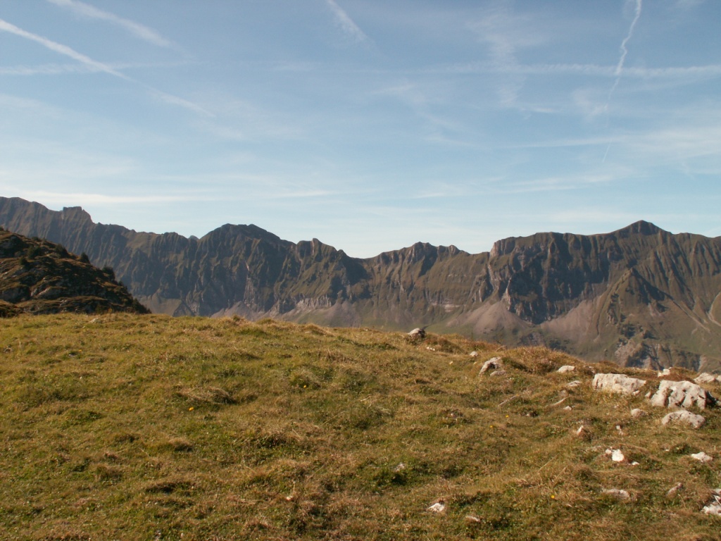 in der mitte der Bergkette liegt der Saaspass