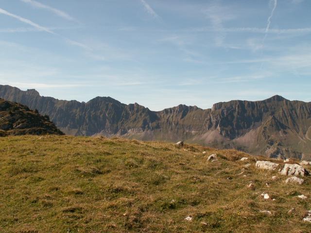 in der mitte der Bergkette liegt der Saaspass