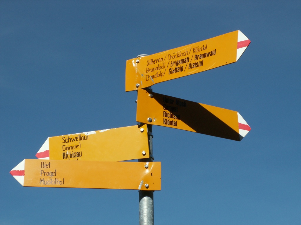 Wegweiser bei Alpeli. Weiter geht es Richtung Pragel
