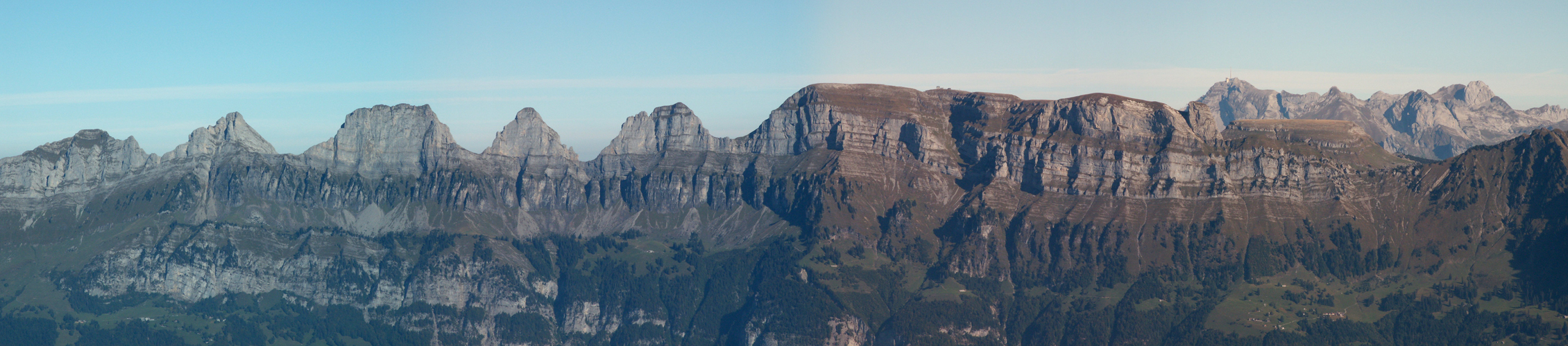 Breitbildfoto der Churfirsten