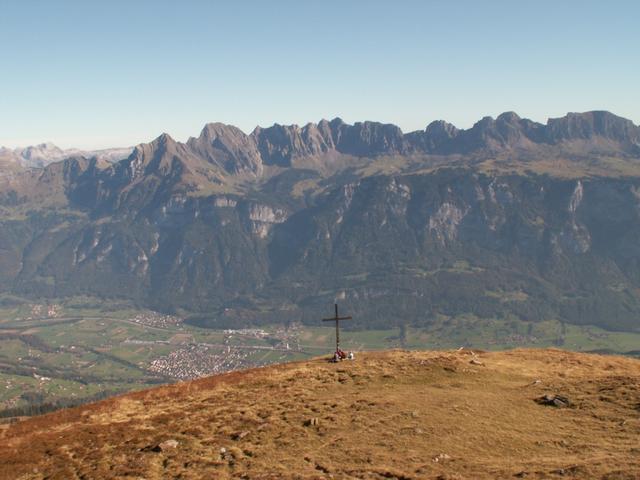 Blick zum Gipfelkreuz