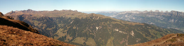 Breitbildfoto vom Schilstal. Links der Spitzmeilen. Rechts Flumserberg