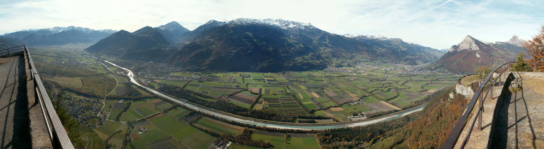 sehr schönes Breitbildfoto vom Regitzer Spitz 1135 m.ü.M. ins Rheintal