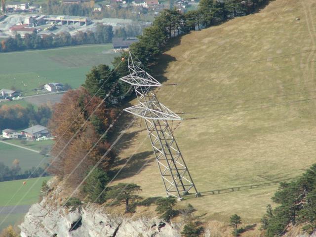 Blick zum schrägen Hochspannungsmast