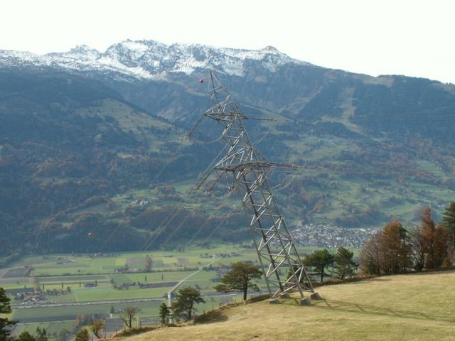 wir haben den schrägen Hochspannungsmasten bei Punkt 917 m.ü.M. erreicht