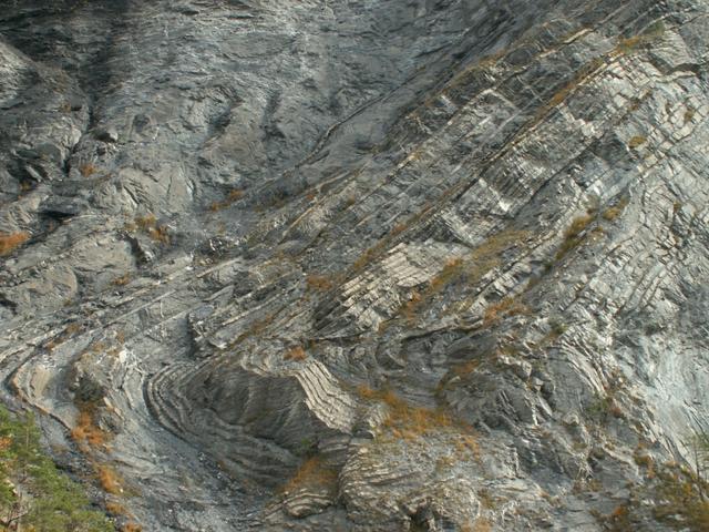 was für eine Kraft hat doch die Natur, um die Felsen so krümmen zu können