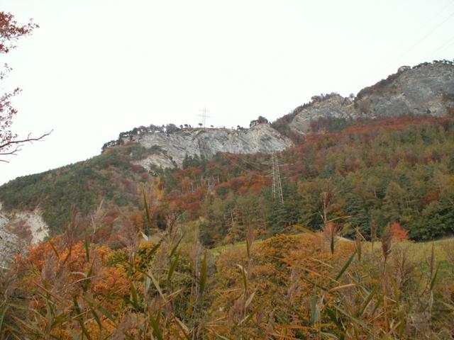 Blick rauf zum schrägen Hochspannungsmast