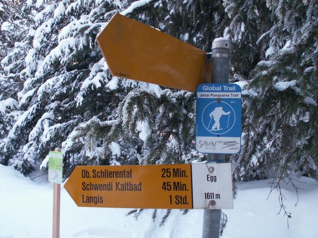 Wegweiser bei der Waldhütte Egg 1611 m.ü.M.