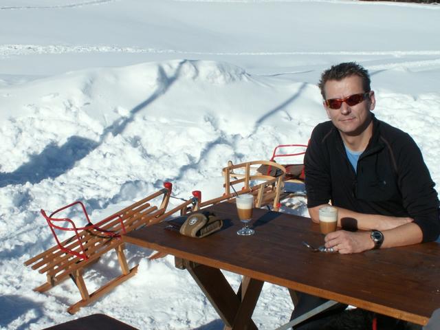 Franco geniesst den Hauskaffee