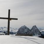 auf dem Grossbrechenstock 1559 m.ü.M. Bergkreuz und die beiden Mythen