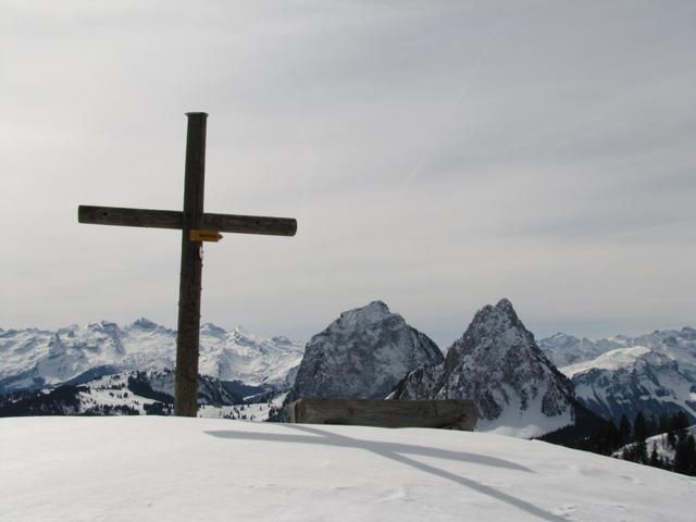 auf dem Grossbrechenstock 1559 m.ü.M. Bergkreuz und die beiden Mythen