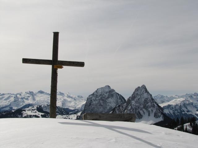 auf dem Grossbrechenstock 1559 m.ü.M. Bergkreuz und die beiden Mythen