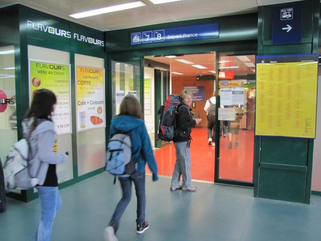 Manuela bei der Zollabfertigung Hauptbahnhof Genève