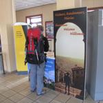 Bahnhof Le Puy. Mäusi schaut sich die Pilger Broschüren an