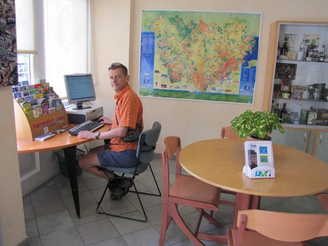 Franco beim Bericht schreiben im Office de Tourisme