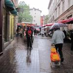 Le Puy auf der Place du Plot, es regnet