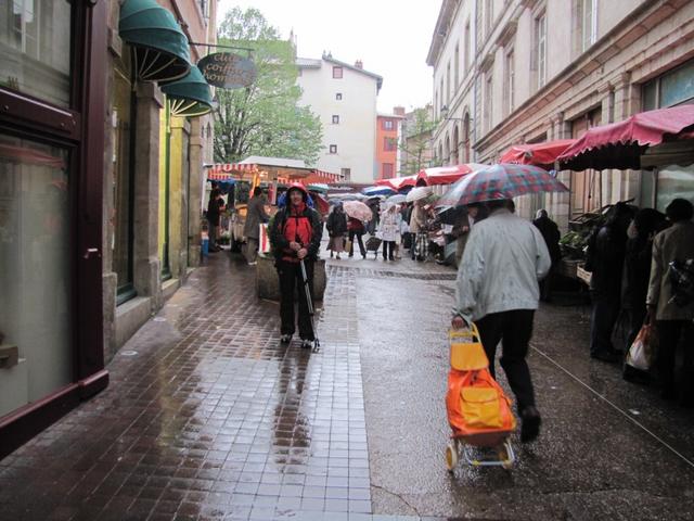 Le Puy auf der Place du Plot, es regnet