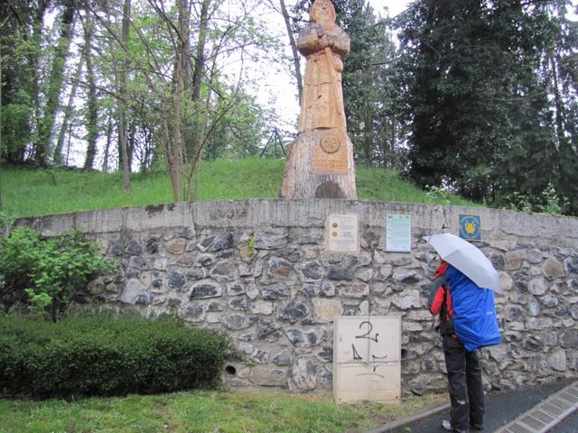 Mäusi liest die Hinweistafeln über den Chemin de Compostelle