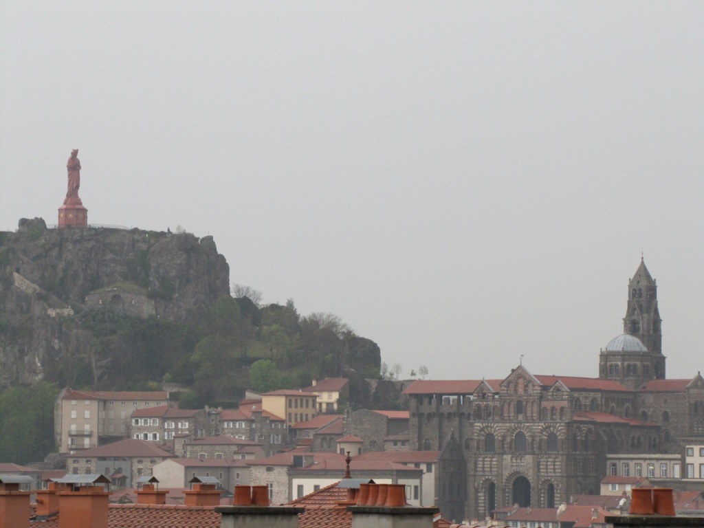 Blick zurück nach Le Puy. Links die Marienstatue. Rechts die Kathedrale