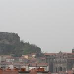 Blick zurück nach Le Puy. Links die Marienstatue. Rechts die Kathedrale