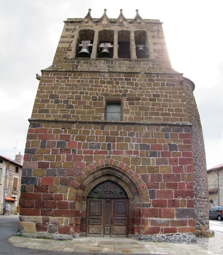 die romanische Kirche aus dem 12. Jh. aus rotem Vulkanstein der Region erbaut