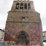 die romanische Kirche aus dem 12. Jh. aus rotem Vulkanstein der Region erbaut