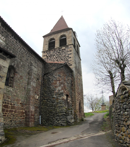 auch diese Kirche ist aus dem rötlichem Vulkangestein erbaut