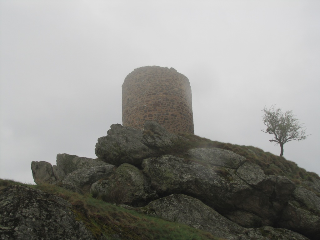 einzig der Turm blieb von einer ehemaligen stolzen Burg übrig