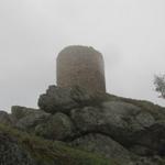 einzig der Turm blieb von einer ehemaligen stolzen Burg übrig