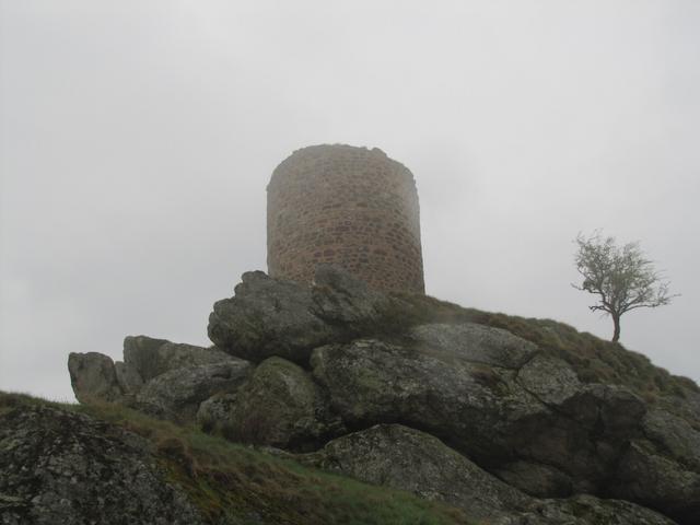 einzig der Turm blieb von einer ehemaligen stolzen Burg übrig