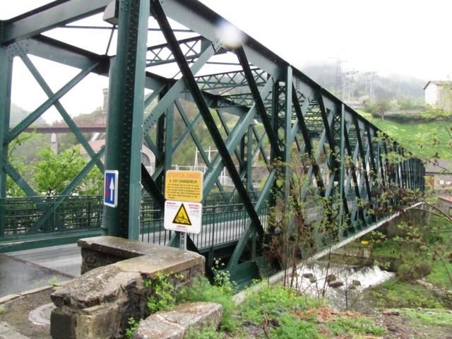 über diese Stahlbrücke überquert man die Allier Schlucht