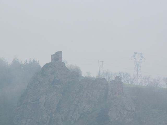 Blick auf die andere Talseite nach Rochegude mit Burgruine und Jakobskapelle