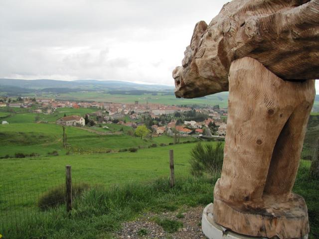 die Bête du Gévaudan schaut auf Saugues runter