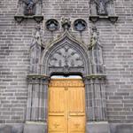 das schöne Eingangsportal der Kirche