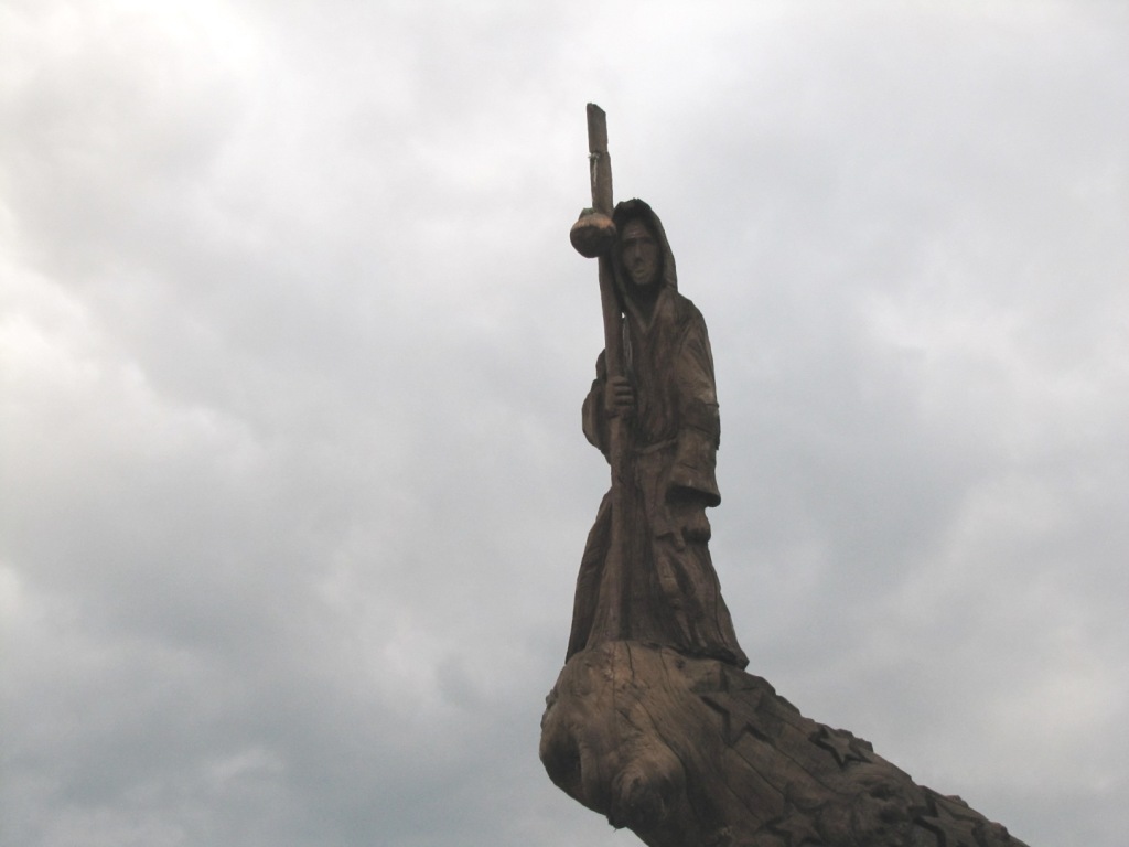 eine Holzskulptur die einen Pilger symbolisiert