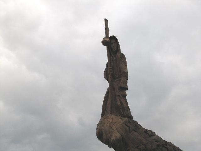 eine Holzskulptur die einen Pilger symbolisiert