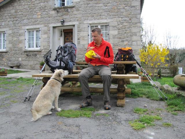 Rastplatz für Pilger. Franco isst feines Gebäck. Hund möchte auch etwas