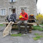 Rastplatz für Pilger. Franco isst feines Gebäck. Hund möchte auch etwas